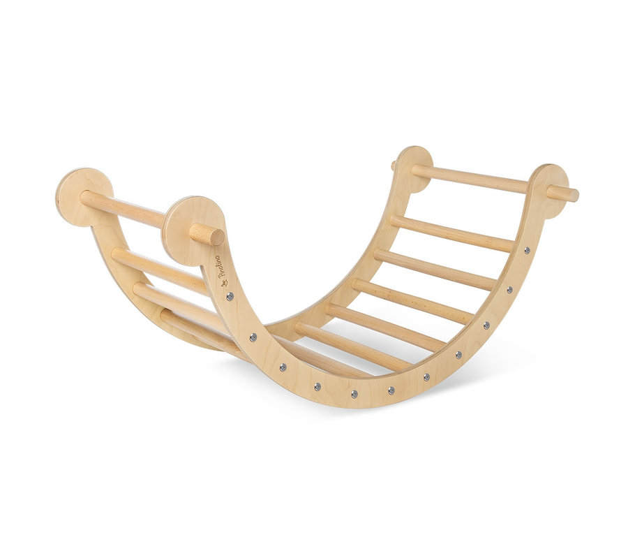 Pinolino Kletterbogen und Wippe aus hellem Holz.