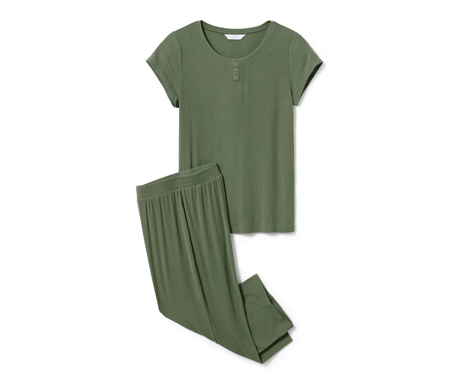 Grüner Pyjama aus Rippe mit kurzen Ärmeln und langer Hose.