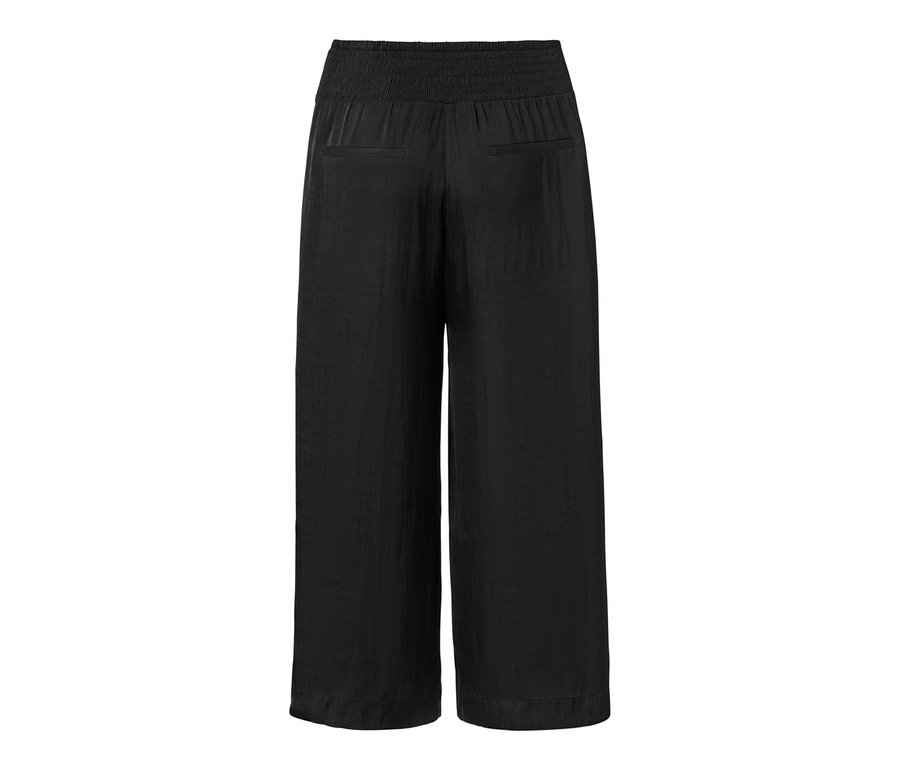 Schwarze Satin-Culotte.