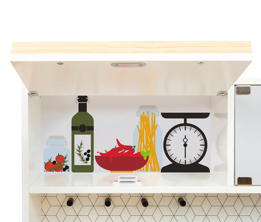 Illustration auf der small foot Kinderküche modular XL zeigt ein Glas mit Tomaten, eine Ölflasche, eine Schale mit Chilischoten, ein Glas mit Nudeln und eine Waage.