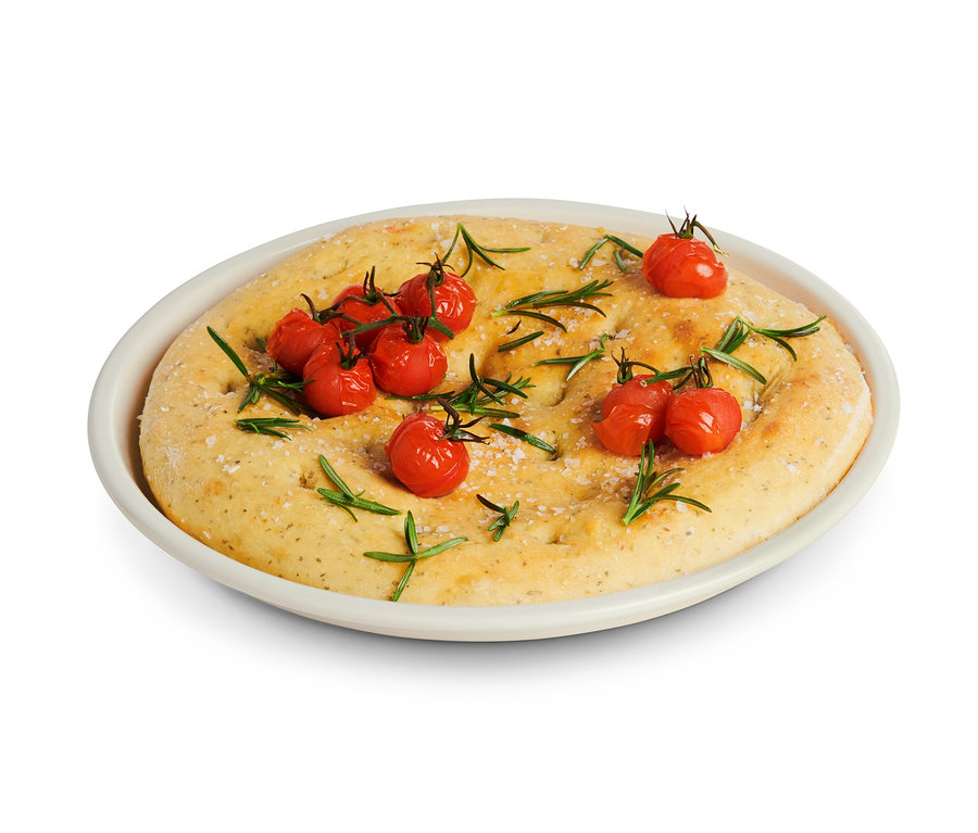 Focaccia mit Kirschtomaten und Rosmarin auf einem Emaille-Pizza-und-Servierblech.