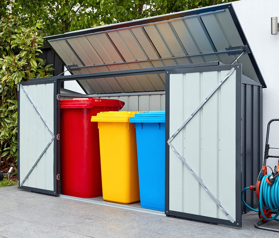 Geöffneter Gerätebox mit roten, gelben und blauen Mülltonnen darin, daneben Rasenmäher und Schlauch.