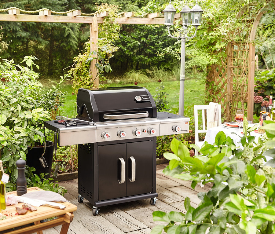 Im Garten steht ein Landmann Gasgrill »Triton maxX BR 4.1«.