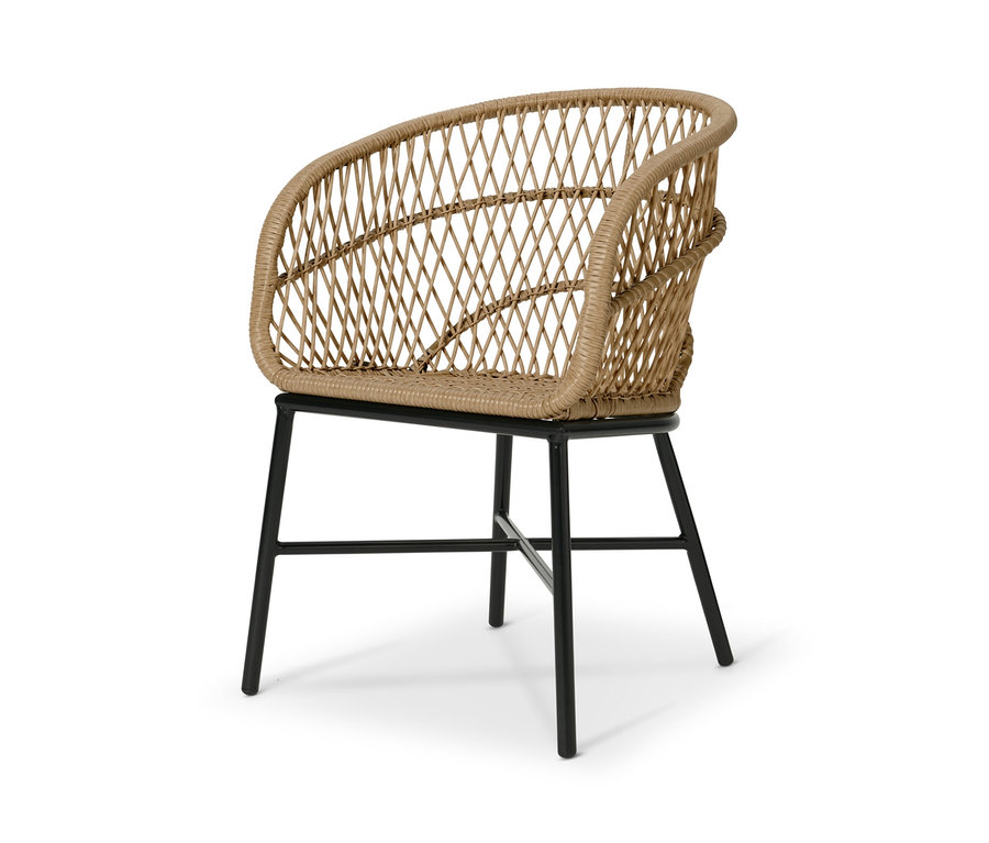 Ein Dining-Stuhl mit Polyrattangeflecht und schwarzen Beinen.