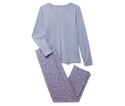 Blauer Schlafanzug mit langen Ärmeln und Hose mit Blätterprint.