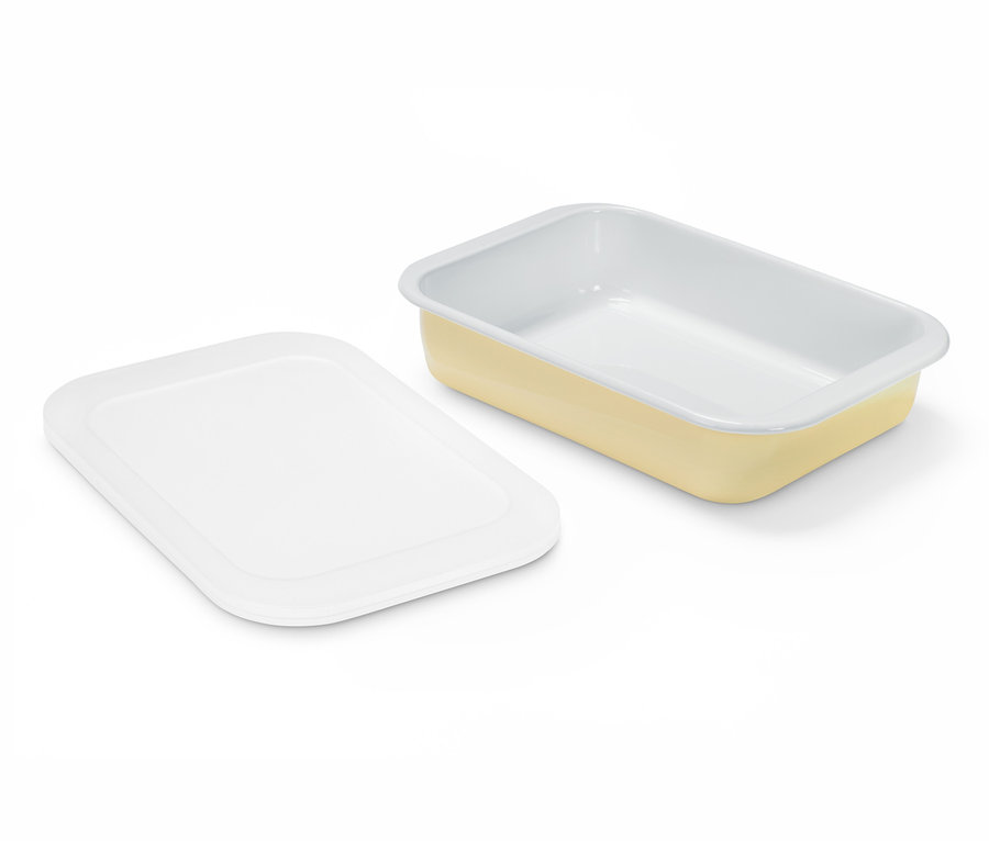 Gelbe Emaille-Auflaufform mit weißer Innenseite und weißem Deckel daneben.