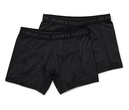 Zwei schwarze Herren-Boxershorts liegen auf einem weißen Hintergrund.