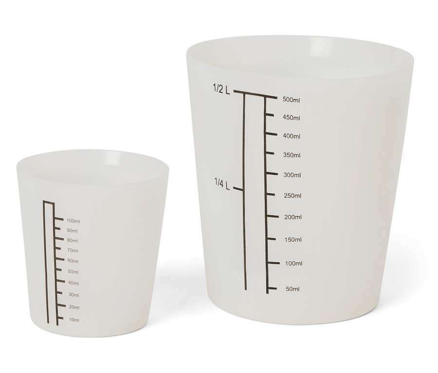 Zwei weiße Messbecher unterschiedlicher Größe mit schwarzen Markierungen.