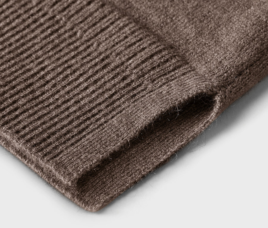 Detailaufnahme eines braunen Strickpullovers.