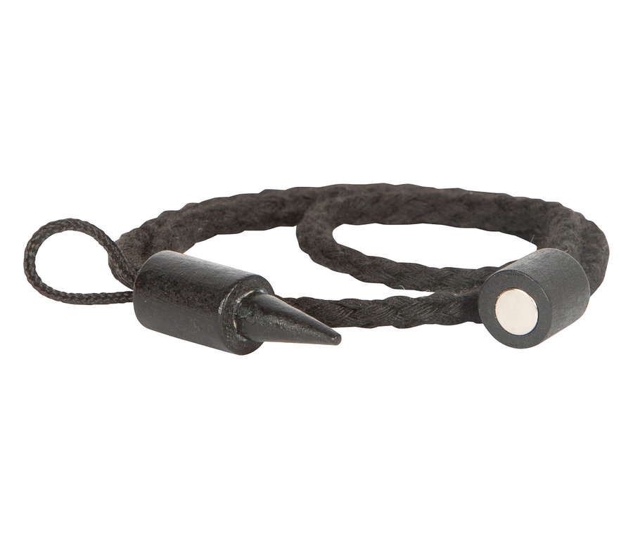 Schwarzes geflochtenes Armband mit Spitze und Magnetverschluss.