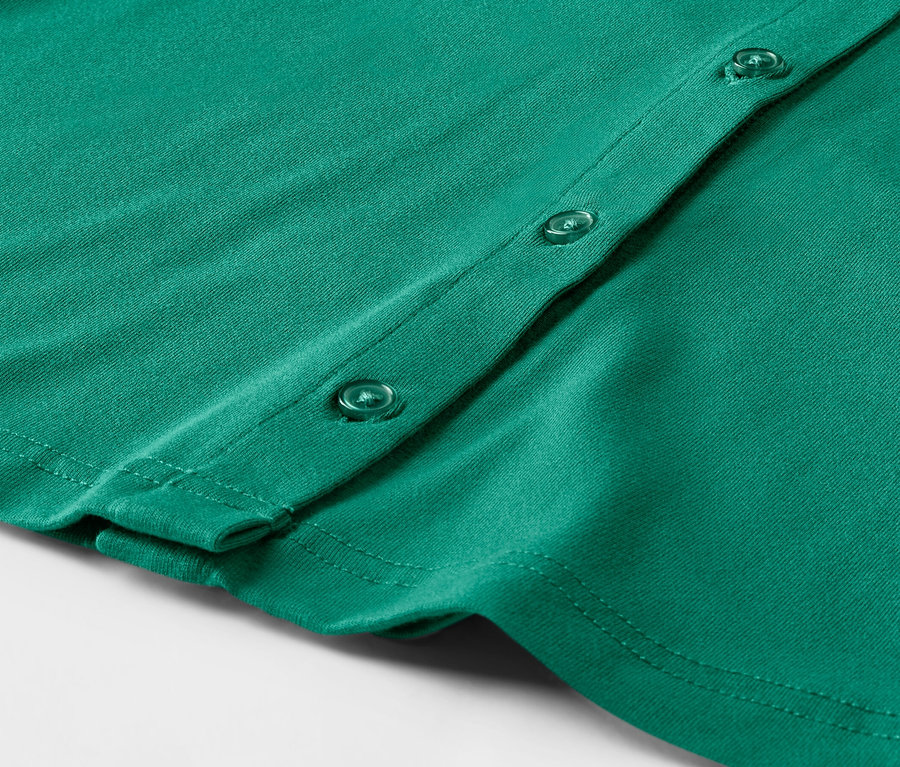 Detailansicht eines smaragdgrünen Blusenshirts mit Knopfleiste.