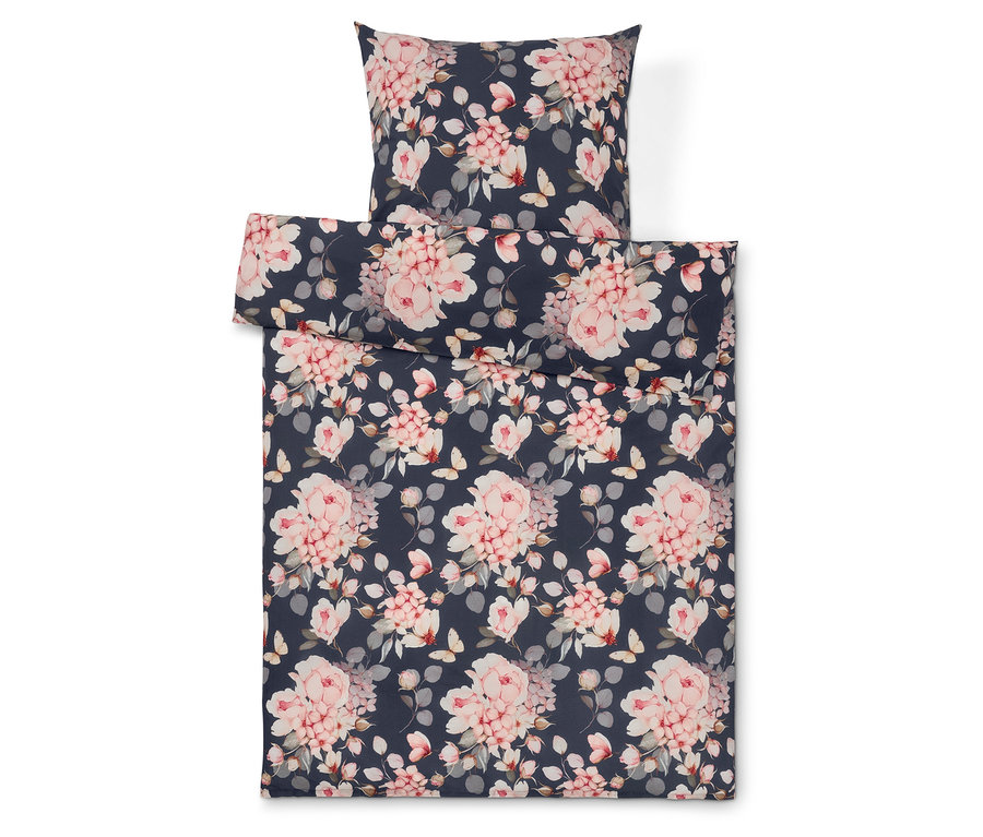 Bettwäsche mit Blumenmuster auf dunkelblauem Grund.