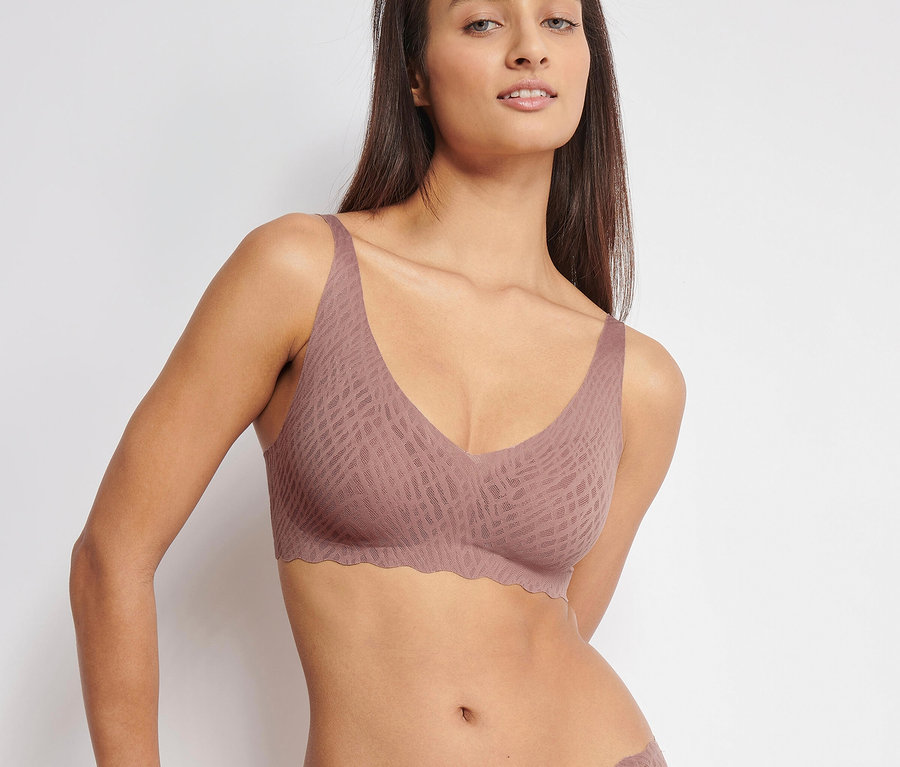 Frau trägt sloggi ZERO Feel Bliss Soft Bra, cacao und Unterhose.