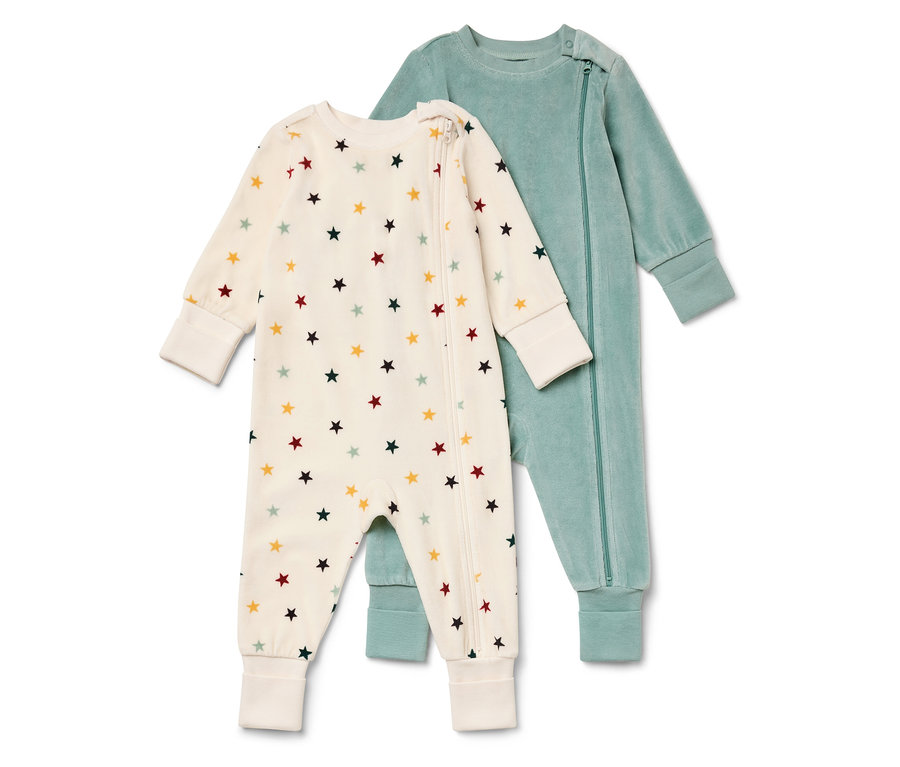 Zwei Baby-Schlafoveralls. Einer ist cremefarben mit Sternen, der andere ist türkis.