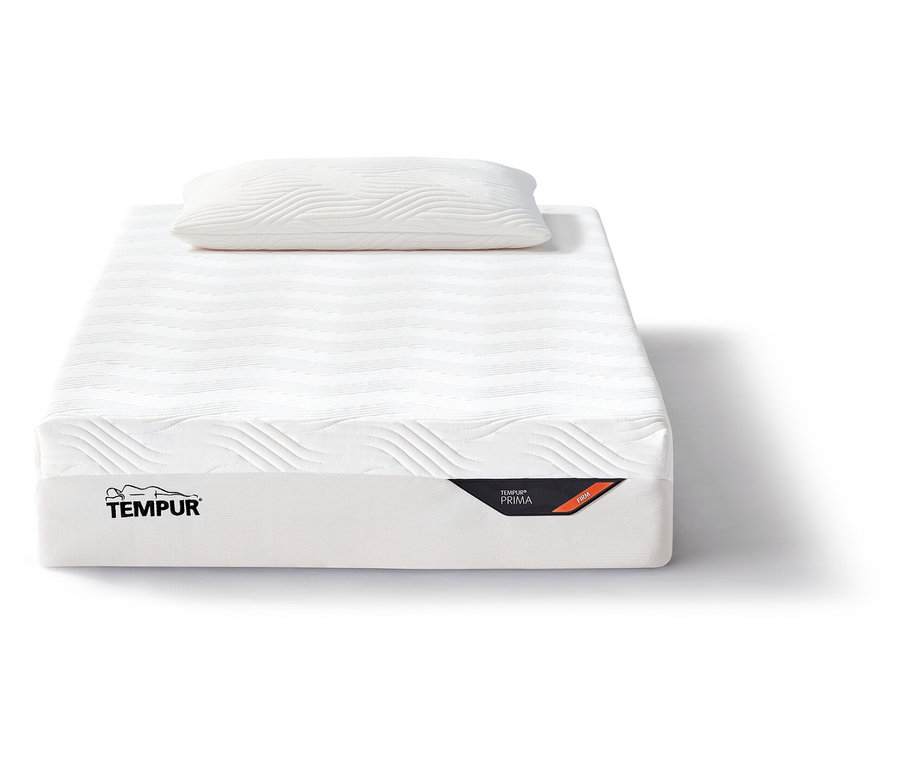 Eine weiße Tempur Matratze Prima mit einem Kissen darauf, vor einem weißen Hintergrund.