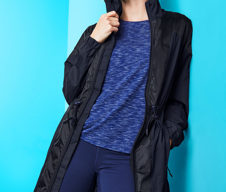 Frau trägt eine schwarze Funktionsjacke.