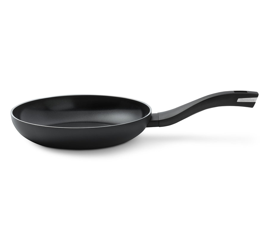 Eine »Alu Recycled Induction b. green« Bratpfanne auf weißem Grund.