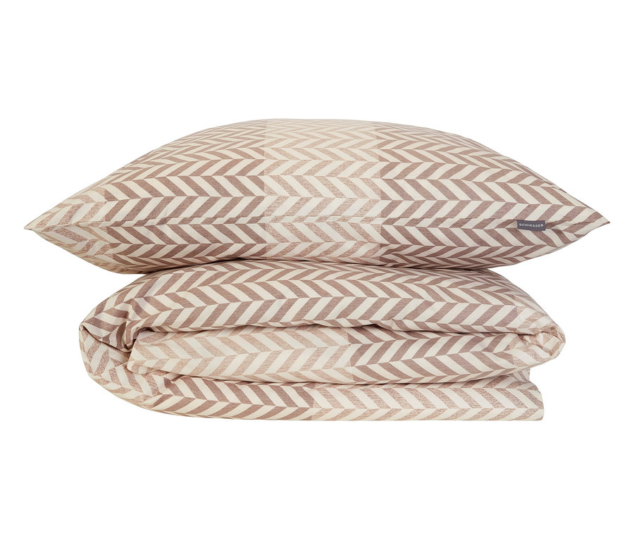 Gestapeltes Bettwäsche-Set mit braunem Fischgrätenmuster.