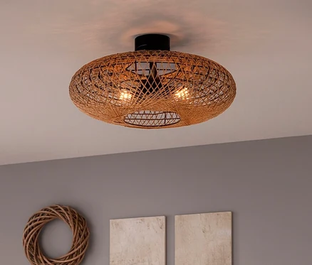 Wohnzimmer mit braunem Sofa und Trio Deckenleuchte »Hedda«.