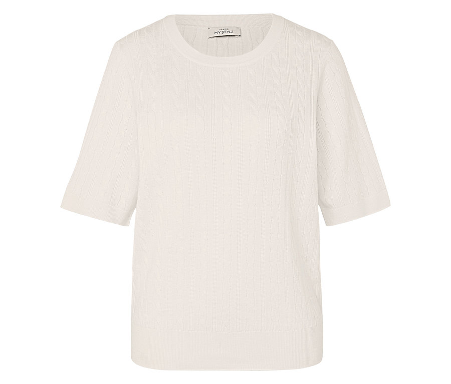 Ein cremefarbenes Strickoberteil mit Zopfmuster und kurzen Ärmeln.