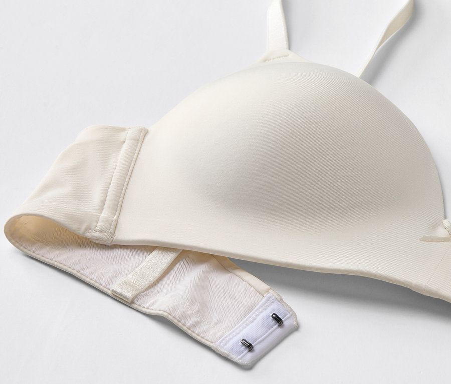 Detailaufnahme eines weißen BHs mit Hakenverschluss.