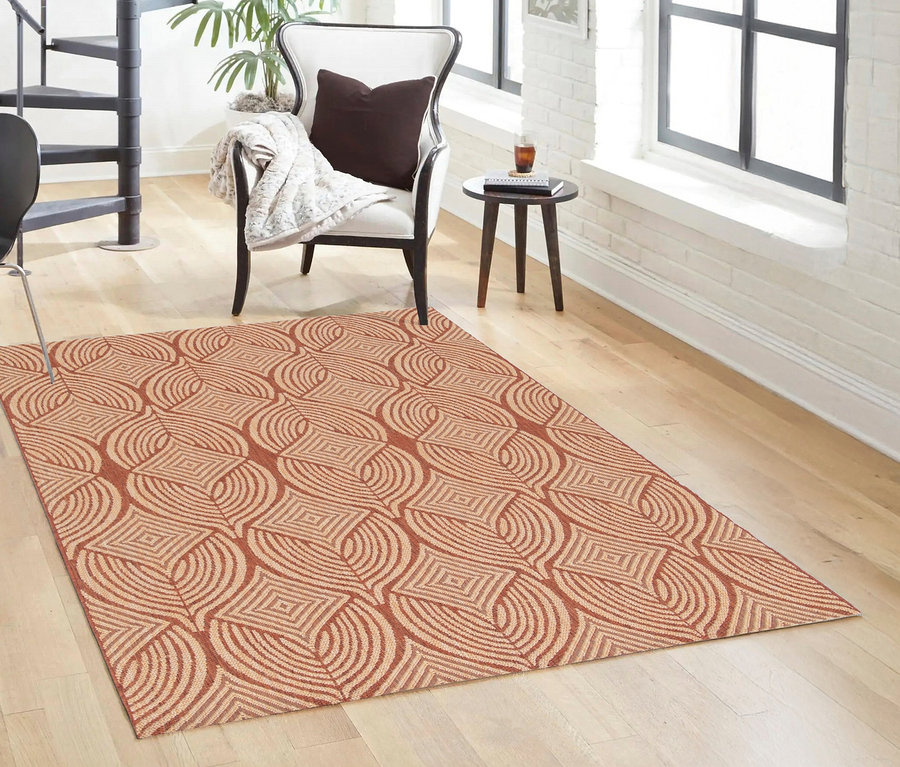 Ein »Eldorado« Teppich in Desert Bloom liegt auf einem Holzboden im Wohnzimmer.