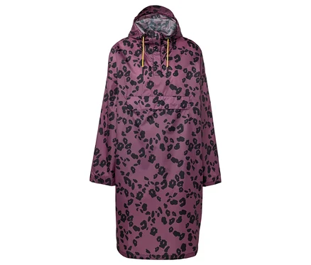 Lila Poncho mit Kapuze und schwarzem Tiermuster.