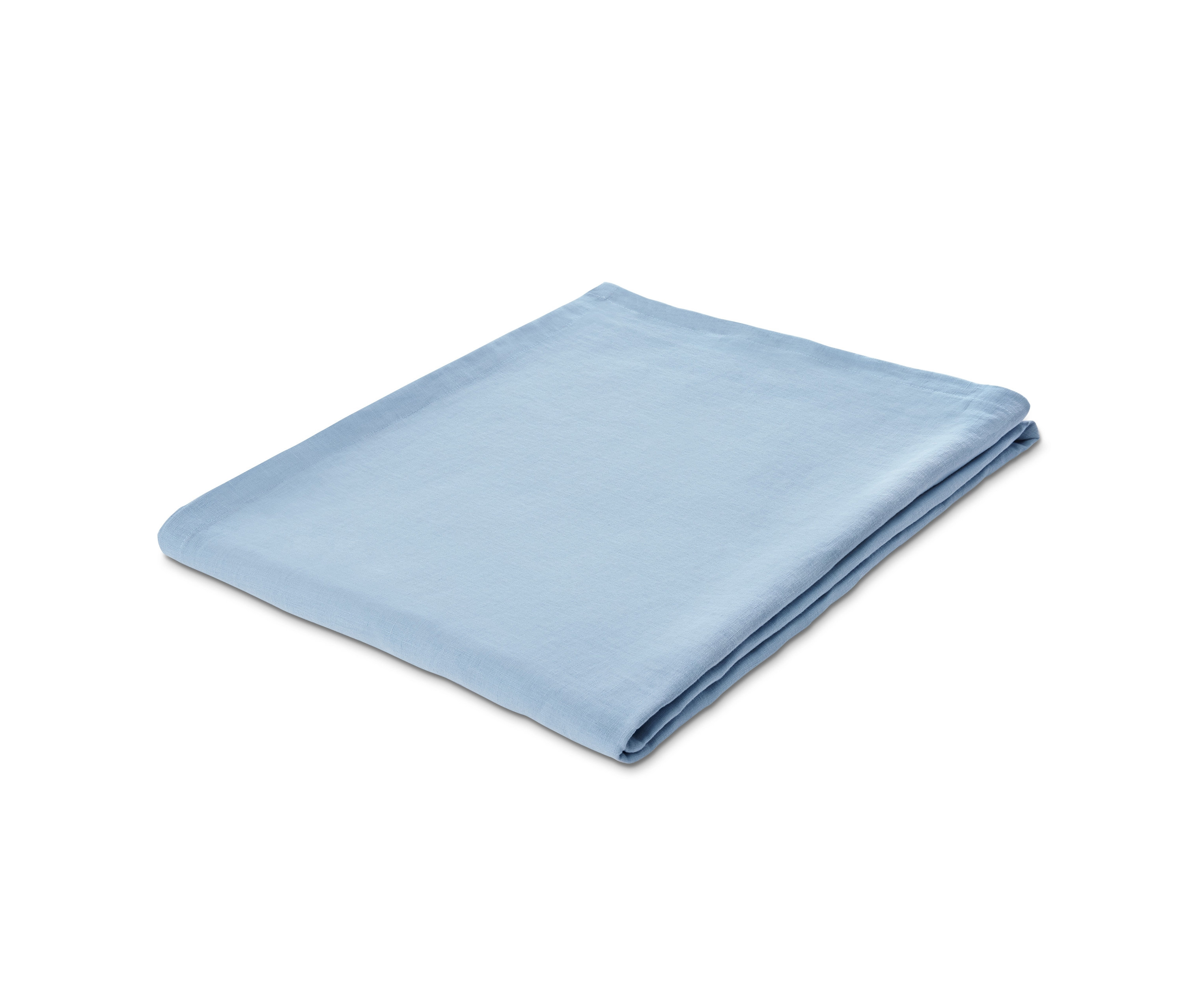 Eine hellblaue Leinen-Tafeldecke gefaltet auf einem weißen Hintergrund.
