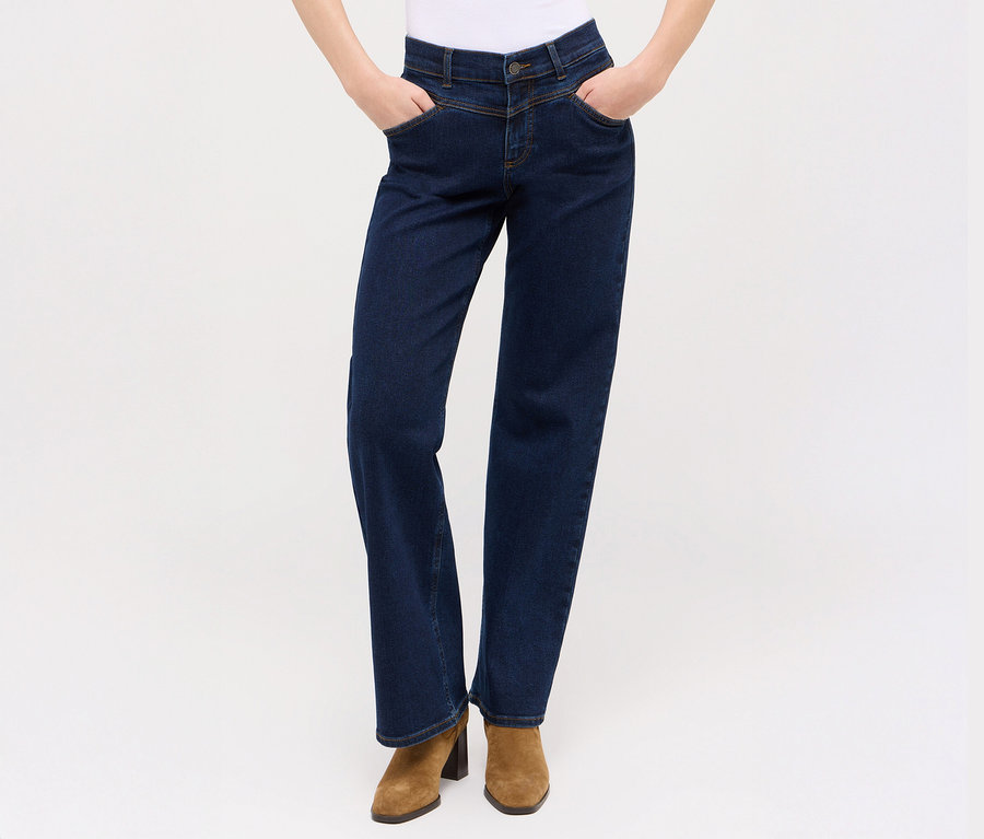 Eine Person steht mit den Händen in den Taschen der dunkelblauen Angels Denim »Liz Modern« Wide Leg Jeans. Die Schuhe sind braun.