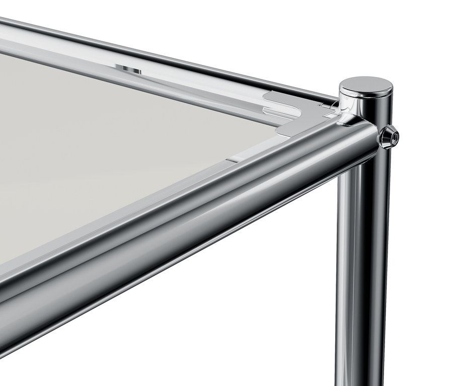 Detailaufnahme einer Ecke eines Metallregals mit verchromtem Rahmen und Glasplatte.