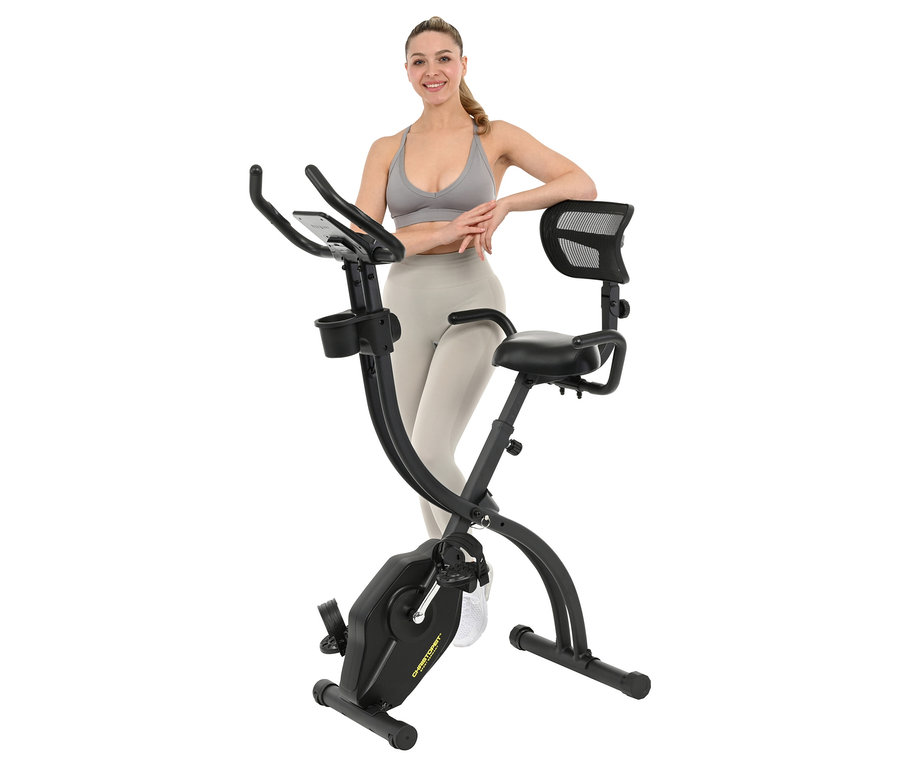 Eine Frau steht neben einem schwarzen Heimtrainer mit Rückenlehne.