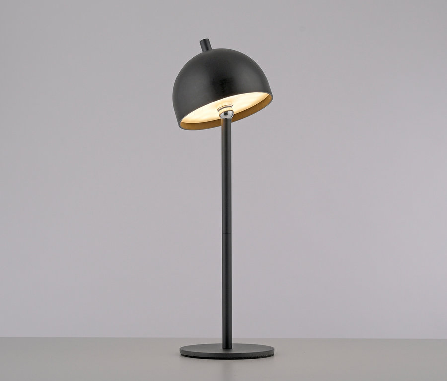 Die SCHÖNER WOHNEN-Kollektion Akku-Stehleuchte »Bellis« in Sandbrise steht auf einem Tisch.