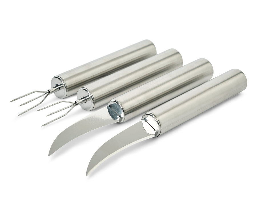 Vier silberfarbene Werkzeuge auf einem weißen Hintergrund.