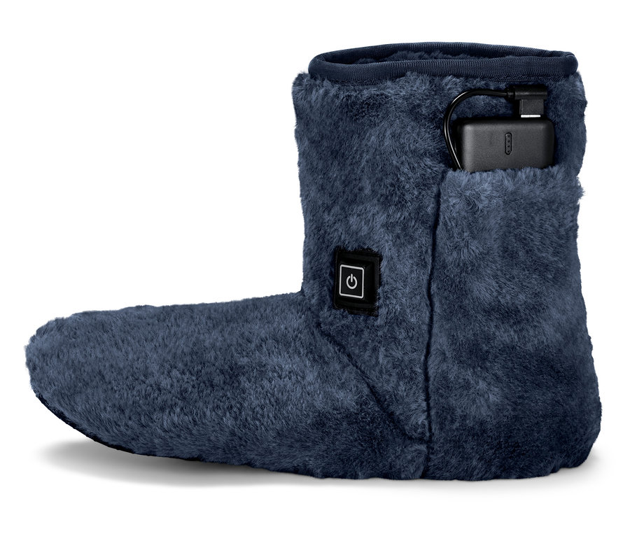 Ein einzelner, blauer, fellartiger Hausschuh mit einem Knopf und einem Ladegerät in einer Tasche.