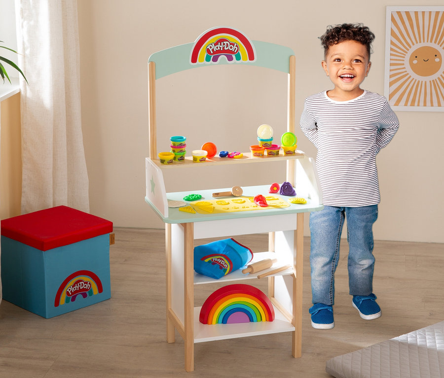 Junge steht an roba x Play-Doh Eisstand Spielzeugstand.