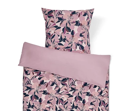 Bettwäsche-Set mit Blumenmuster und hellviolettem Kissen.
