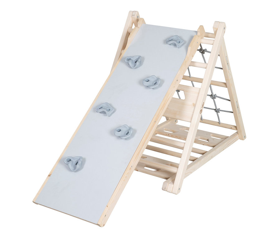 Ein hölzernes Klettergerüst mit einer grauen Rutsche und Klettersteinen, genannt roba Rutschbrett.