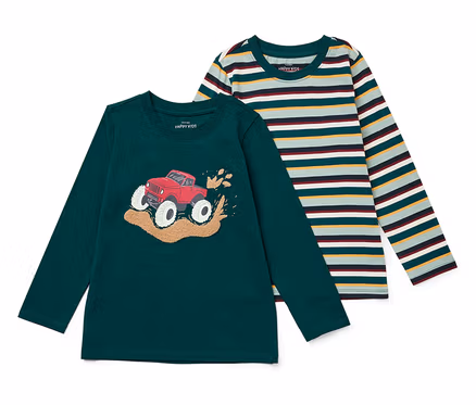 Zwei langärmelige Kinder-T-Shirts. Eines ist grün mit einem roten Autoaufdruck, das andere ist gestreift.