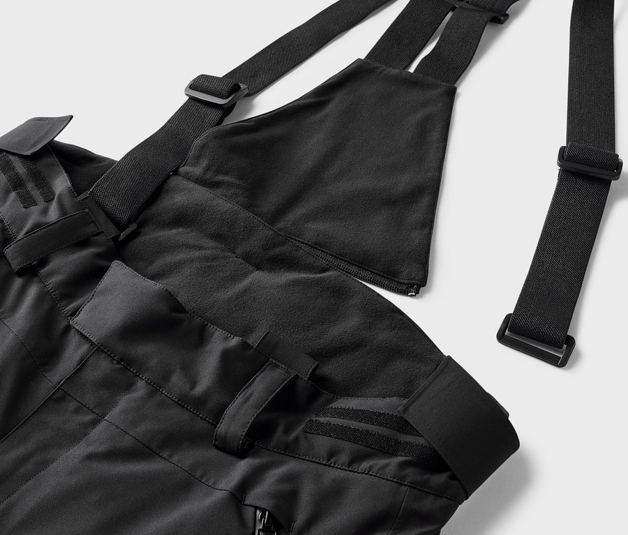 Schwarze Skihose mit Latz und verstellbaren Trägern.