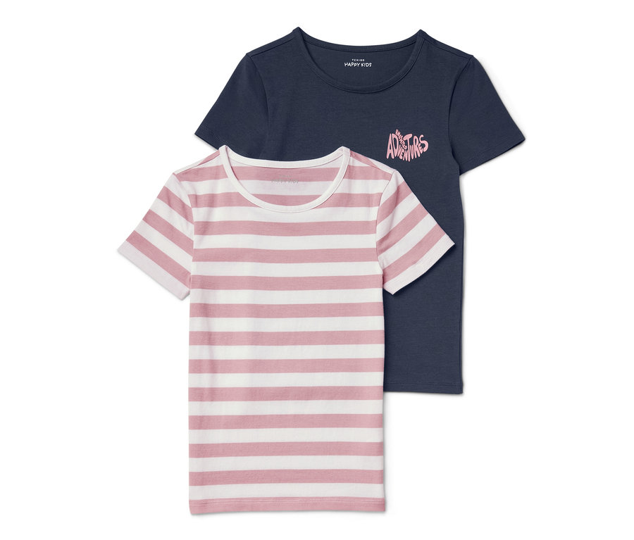 Zwei Kinder-T-Shirts: ein rosa-weiß gestreiftes und ein marineblaues mit dem Aufdruck Adventures.
