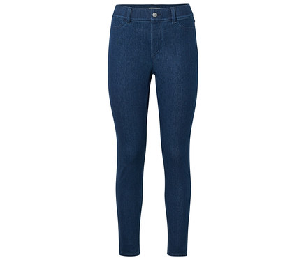 Blaue, eng anliegende Jeanshose liegt auf einem weißen Hintergrund.
