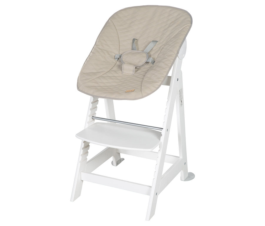 Ein weißer Kinderhochstuhl mit beiger Sitzfläche und einem grauen Sicherheitsgurt ist zu sehen.