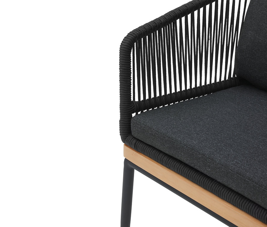 Detailansicht eines Gartenstuhls mit Textilgeflecht, der ein graues Sitzkissen und eine Rückenlehne hat.