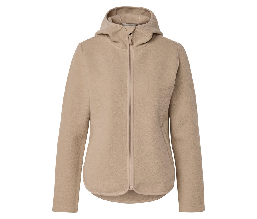 Eine beigefarbene Kapuzen-Fleecejacke mit durchgehendem Reißverschluss und seitlichen Taschen, mit einem abgerundeten Saum, der hinten etwas länger ist.