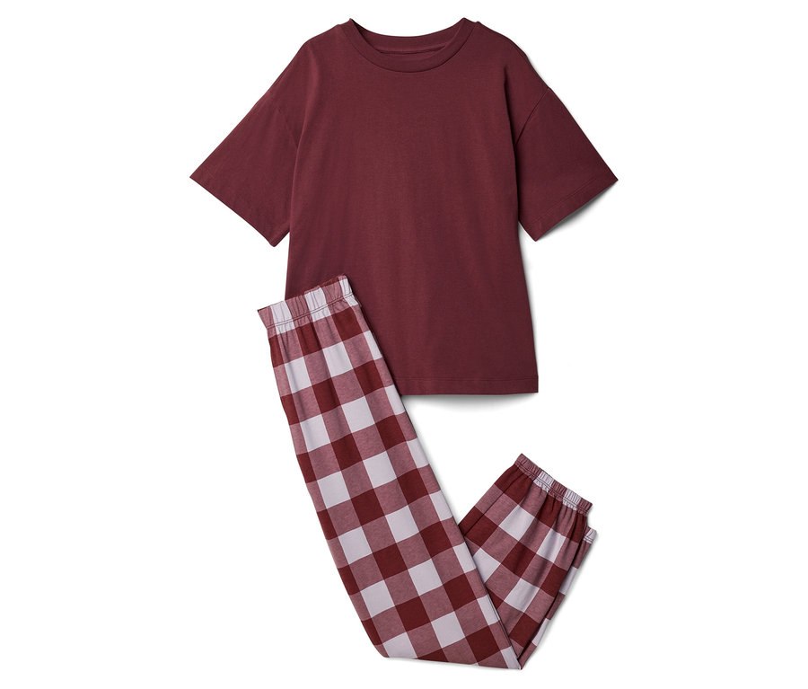 Ein burgunderfarbenes T-Shirt und eine rot-weiß karierte Pyjamahose liegen auf einem weißen Hintergrund.