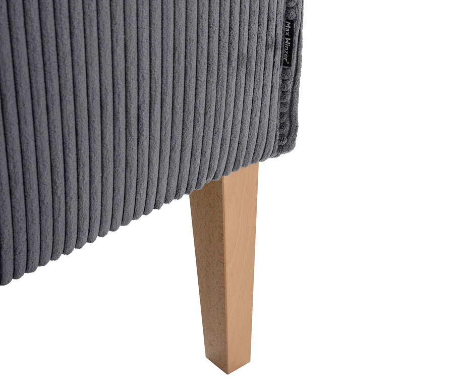 Detailaufnahme eines grauen Cord-Stuhls mit hellbraunen Holzbeinen.