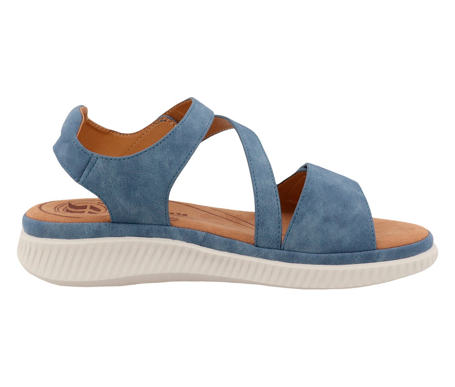 Eine einzelne blaue Sandale mit Kreuzriemen und weißer Sohle liegt auf einem weißen Hintergrund.