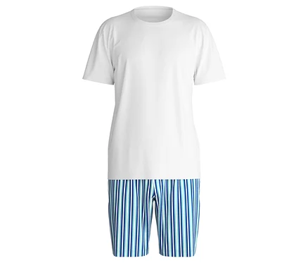 Weißes T-Shirt über blau-grün gestreifter kurzer Hose.