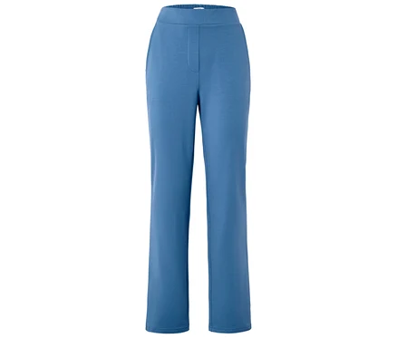 Eine einzelne, hellblaue Hose, freigestellt vor einem weißen Hintergrund.