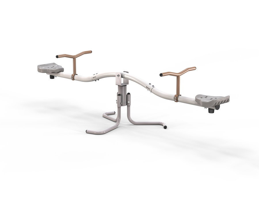 Eine hellgraue Wippe mit braunen Griffen steht auf weißem Grund.